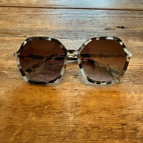 KREWE | Accessories | Krewe Sophia Tortoise Shell Sunglasses  display picture 2